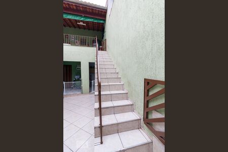 Casa à venda com 300m², 3 quartos e 2 vagasEscadas para churrasqueira e terraço