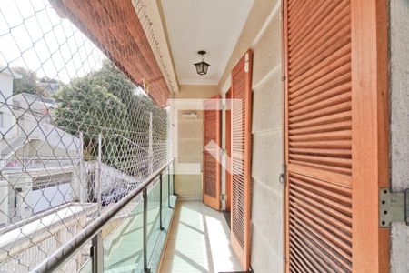 Casa à venda com 250m², 3 quartos e 4 vagas Casa à venda com 250m², 3 quartos e 4 vagasVaranda