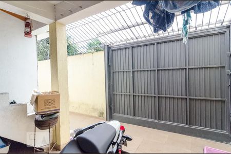 Casa à venda com 210m², 4 quartos e 3 vagas Casa à venda com 210m², 4 quartos e 3 vagasLavanderia/Garagem 2