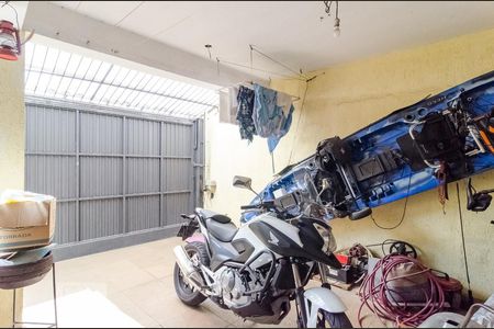 Casa à venda com 210m², 4 quartos e 3 vagas Casa à venda com 210m², 4 quartos e 3 vagasLavanderia/Garagem 2