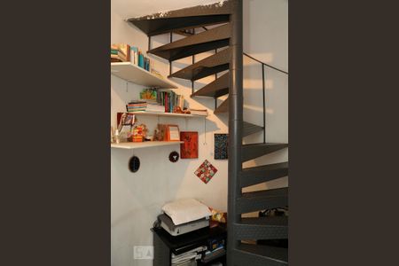 Apartamento à venda com 57m², 1 quarto e 1 vagaEscada