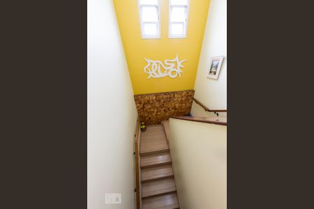 Casa à venda com 200m², 4 quartos e 2 vagasEscada