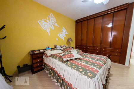 Casa à venda com 200m², 4 quartos e 2 vagasSuíte 1
