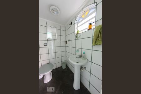 Casa à venda com 200m², 4 quartos e 2 vagasBanheiro 4