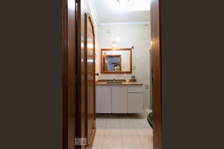 Casa à venda com 330m², 3 quartos e 8 vagasBanheiro suíte 1