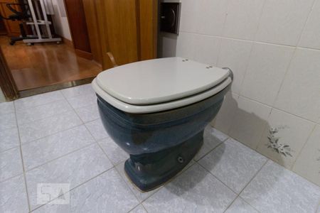 Casa à venda com 330m², 3 quartos e 8 vagasBanheiro suíte 2