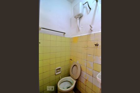 Casa para alugar com 200m², 2 quartos e 2 vagasBanheiro de Serviço