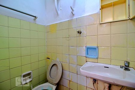 Casa para alugar com 200m², 2 quartos e 2 vagasBanheiro de Serviço