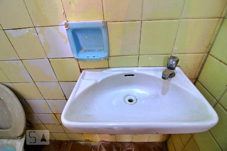 Casa para alugar com 200m², 2 quartos e 2 vagasBanheiro de Serviço