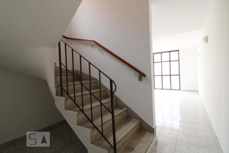 Escada de casa para alugar com 3 quartos, 98m² em Vila Cordeiro, São Paulo