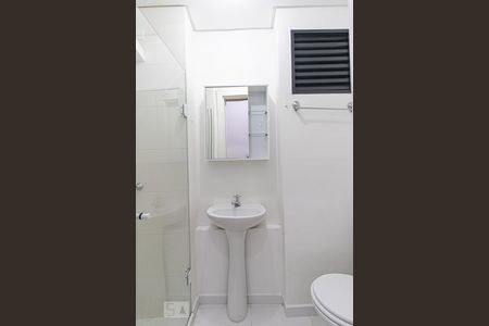 Banheiro Social de kitnet/studio para alugar com 1 quarto, 20m² em Lindóia, Curitiba