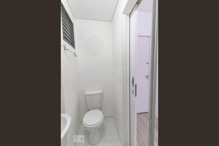 Banheiro Social de kitnet/studio para alugar com 1 quarto, 20m² em Lindóia, Curitiba