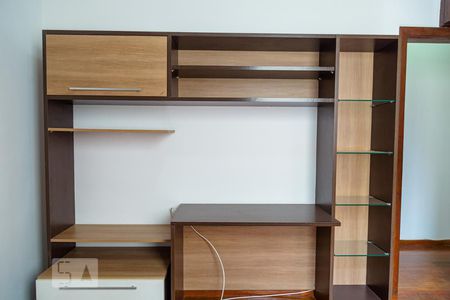 Apartamento à venda com 200m², 4 quartos e 2 vagasMesa de Escritório do Quarto 3