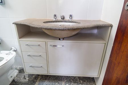 Apartamento à venda com 200m², 4 quartos e 2 vagasArmário do Banheiro da Suíte 1