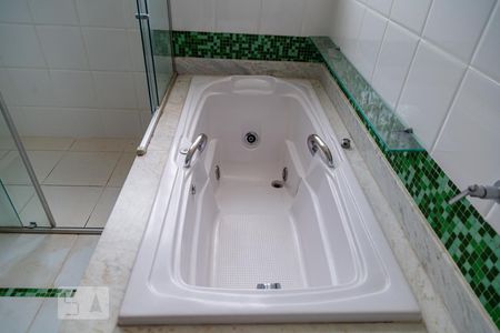 Apartamento à venda com 200m², 4 quartos e 2 vagasBanheira do Banheiro da Suíte 2