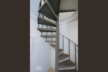 Escada de apartamento para alugar com 1 quarto, 32m² em Moema, São Paulo