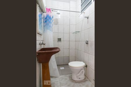 Banheiro de kitnet/studio para alugar com 1 quarto, 25m² em Boqueirão, Santos