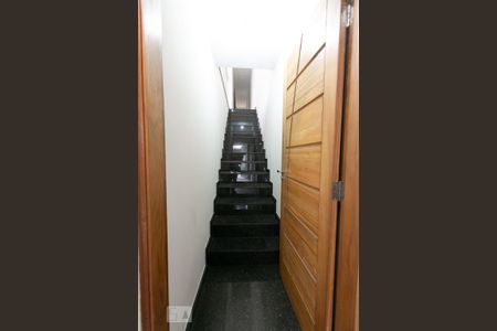 Escada de casa para alugar com 2 quartos, 60m² em Conjunto Residencial José Bonifácio, São Paulo