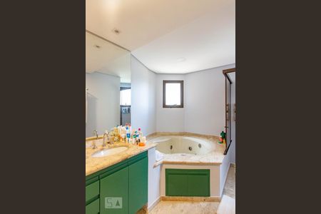 Apartamento à venda com 230m², 4 quartos e 4 vagasBanheiro 4