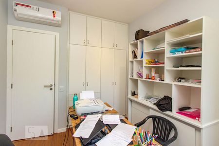 Apartamento à venda com 230m², 4 quartos e 4 vagasEscritório