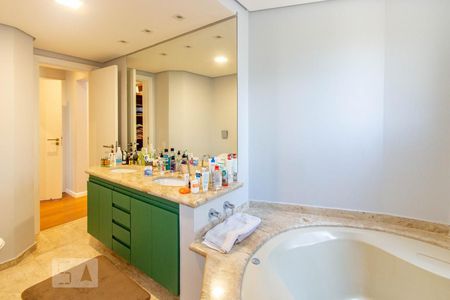 Apartamento à venda com 230m², 4 quartos e 4 vagasBanheiro 4