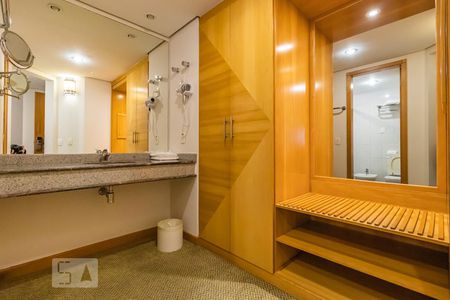 Banheiro de apartamento para alugar com 1 quarto, 40m² em Alphaville Industrial, Barueri