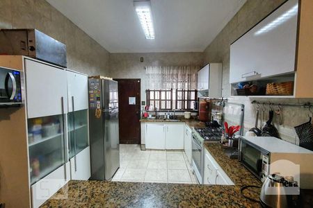 Casa à venda com 580m², 8 quartos e 3 vagas Casa à venda com 580m², 8 quartos e 3 vagasCozinha
