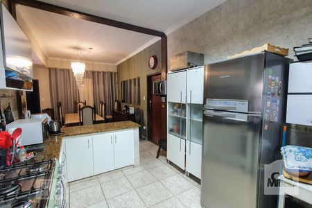 Casa à venda com 580m², 8 quartos e 3 vagas Casa à venda com 580m², 8 quartos e 3 vagasCozinha