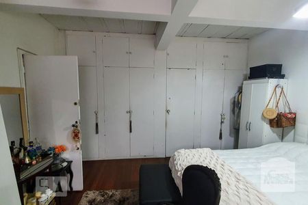 Casa à venda com 580m², 8 quartos e 3 vagas Casa à venda com 580m², 8 quartos e 3 vagasQuarto