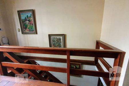 Casa à venda com 580m², 8 quartos e 3 vagas Casa à venda com 580m², 8 quartos e 3 vagasEscada