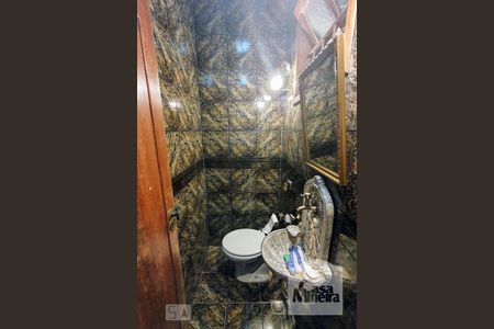 Casa à venda com 580m², 8 quartos e 3 vagas Casa à venda com 580m², 8 quartos e 3 vagasBanheiro