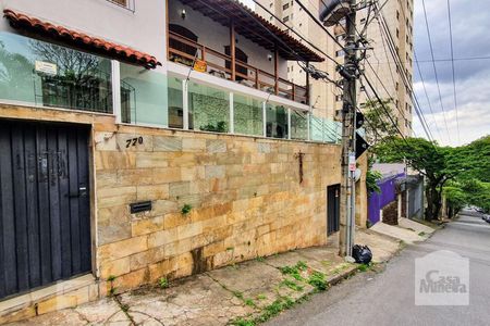 Casa à venda com 580m², 8 quartos e 3 vagas Casa à venda com 580m², 8 quartos e 3 vagasFachada