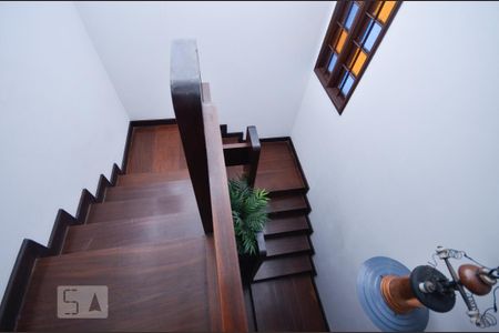 Casa à venda com 820m², 4 quartos e 3 vagas Casa à venda com 820m², 4 quartos e 3 vagasEscada
