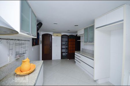 Casa à venda com 820m², 4 quartos e 3 vagas Casa à venda com 820m², 4 quartos e 3 vagasCozinha