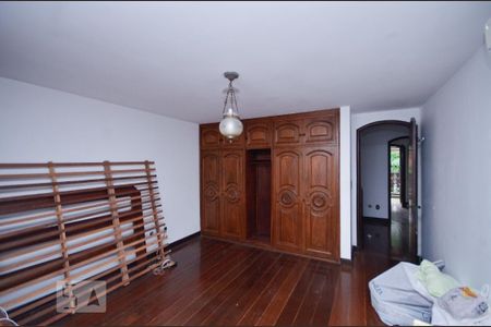 Casa à venda com 820m², 4 quartos e 3 vagas Casa à venda com 820m², 4 quartos e 3 vagasSuíte 2