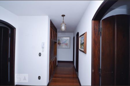 Casa à venda com 820m², 4 quartos e 3 vagas Casa à venda com 820m², 4 quartos e 3 vagasCorredor