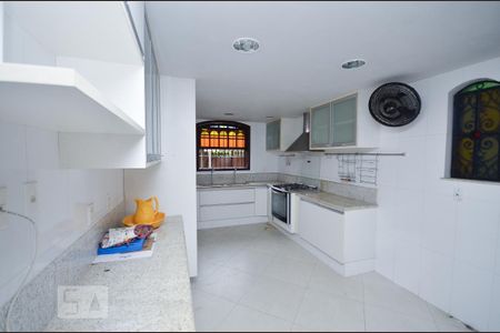 Casa à venda com 820m², 4 quartos e 3 vagas Casa à venda com 820m², 4 quartos e 3 vagasCozinha