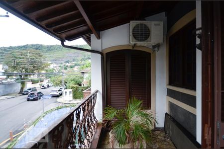 Casa à venda com 820m², 4 quartos e 3 vagas Casa à venda com 820m², 4 quartos e 3 vagasVaranda