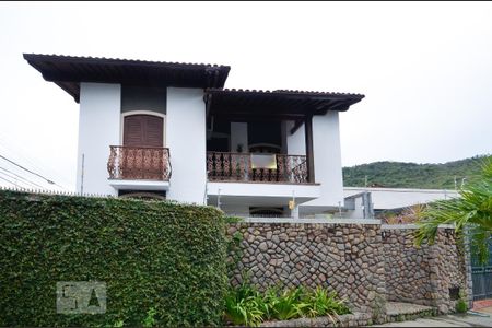 Casa à venda com 820m², 4 quartos e 3 vagas Casa à venda com 820m², 4 quartos e 3 vagasFachada