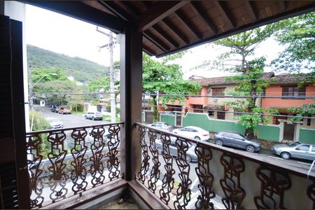 Casa à venda com 820m², 4 quartos e 3 vagas Casa à venda com 820m², 4 quartos e 3 vagasVaranda