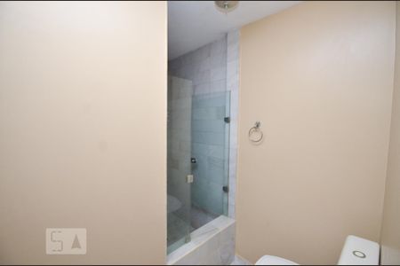Casa à venda com 820m², 4 quartos e 3 vagas Casa à venda com 820m², 4 quartos e 3 vagasBanheiro da Suíte