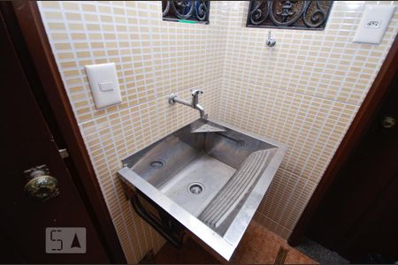 Casa à venda com 820m², 4 quartos e 3 vagas Casa à venda com 820m², 4 quartos e 3 vagasÁrea de Serviço