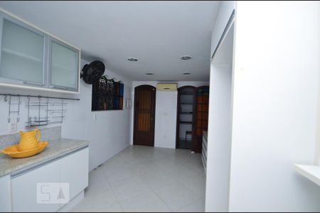 Casa à venda com 820m², 4 quartos e 3 vagas Casa à venda com 820m², 4 quartos e 3 vagasCozinha