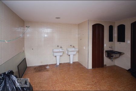 Casa à venda com 820m², 4 quartos e 3 vagas Casa à venda com 820m², 4 quartos e 3 vagasÁrea de Serviço