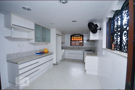 Casa à venda com 820m², 4 quartos e 3 vagas Casa à venda com 820m², 4 quartos e 3 vagasCozinha