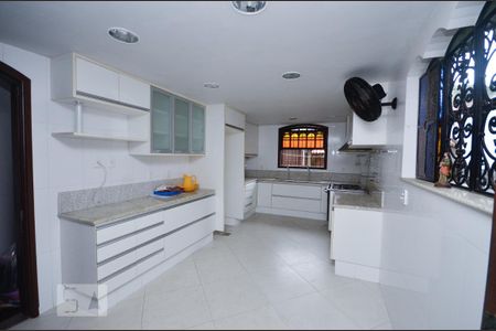Casa à venda com 820m², 4 quartos e 3 vagas Casa à venda com 820m², 4 quartos e 3 vagasCozinha