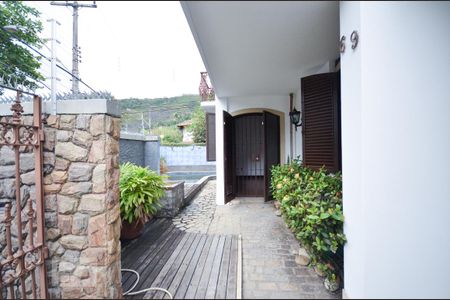 Casa à venda com 820m², 4 quartos e 3 vagas Casa à venda com 820m², 4 quartos e 3 vagasQuintal