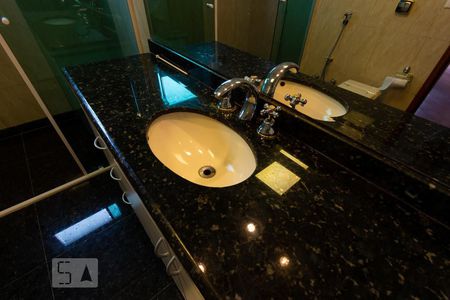 Casa de condomínio para alugar com 480m², 5 quartos e 3 vagasBanheiro - Suite 5