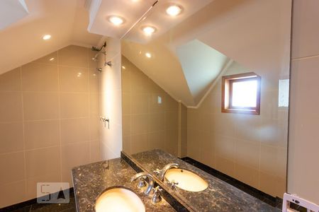 Casa de condomínio para alugar com 480m², 5 quartos e 3 vagasBanheiro - Suite 2