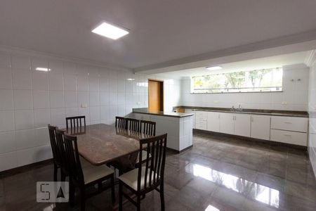 Casa de condomínio para alugar com 480m², 5 quartos e 3 vagasSala de almoço e Cozinha 